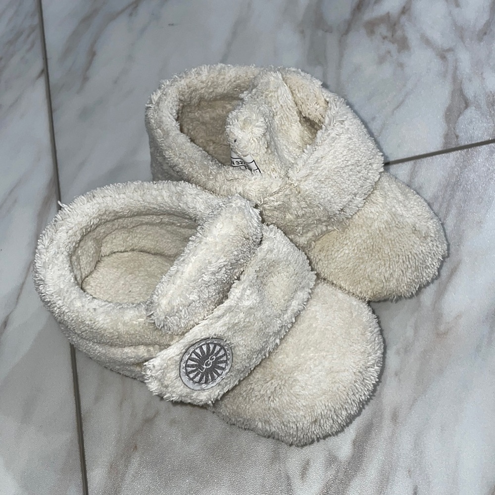 Ugg baby booties size 4/5.  Cream color. Very good condition